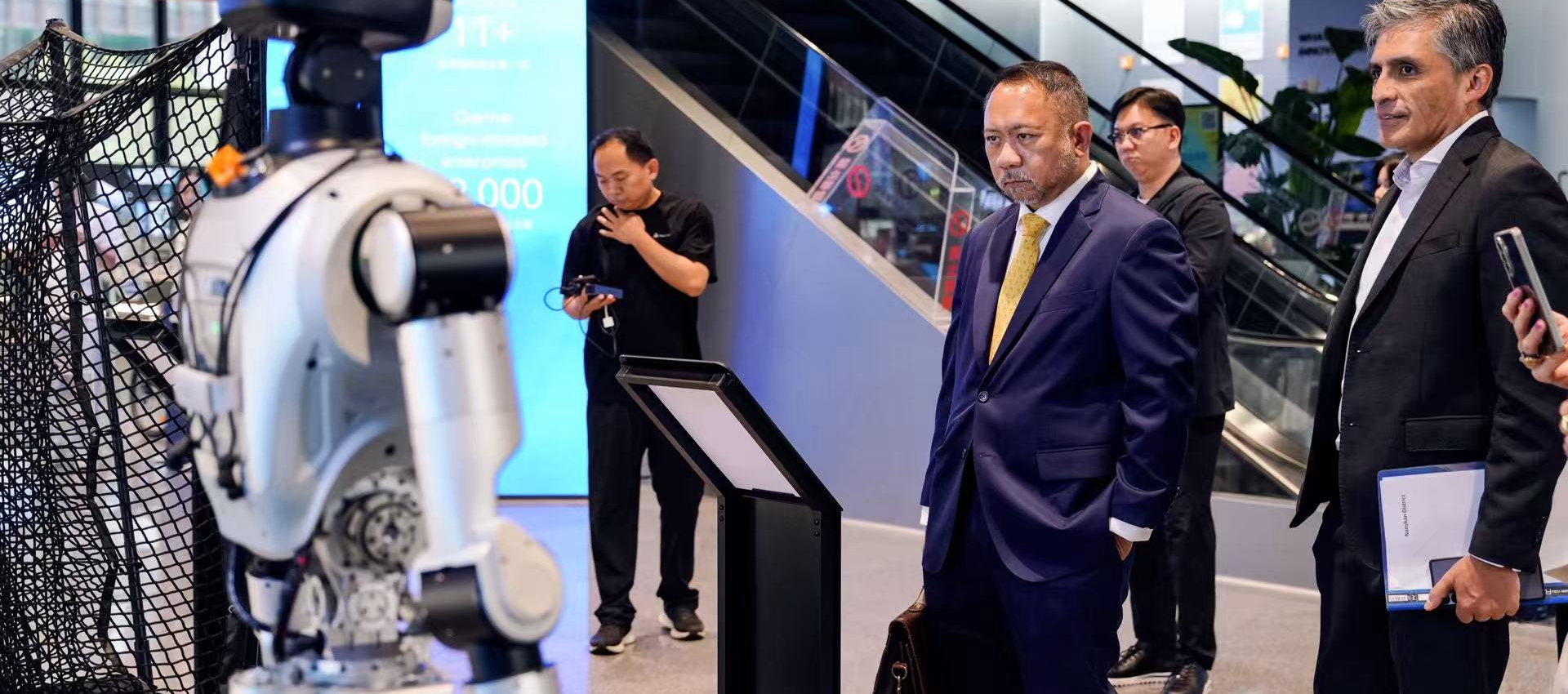 APEC Secretariat chief visits Nanshan tech event for youth innovation ties